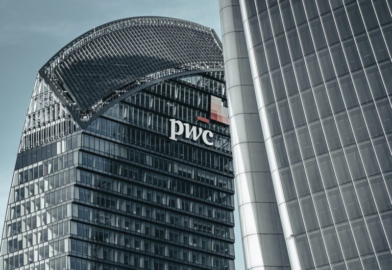 Read more about the article Se acabó la tediosa tarea de elaborar informes. Las grandes consultoras prefieren que lo haga ChatGPT