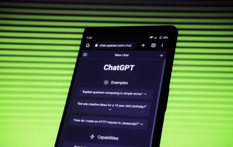 Read more about the article ChatGPT no tiene app oficial. Pese a ello, miles de usuarios en iOS y Android están pagando por una