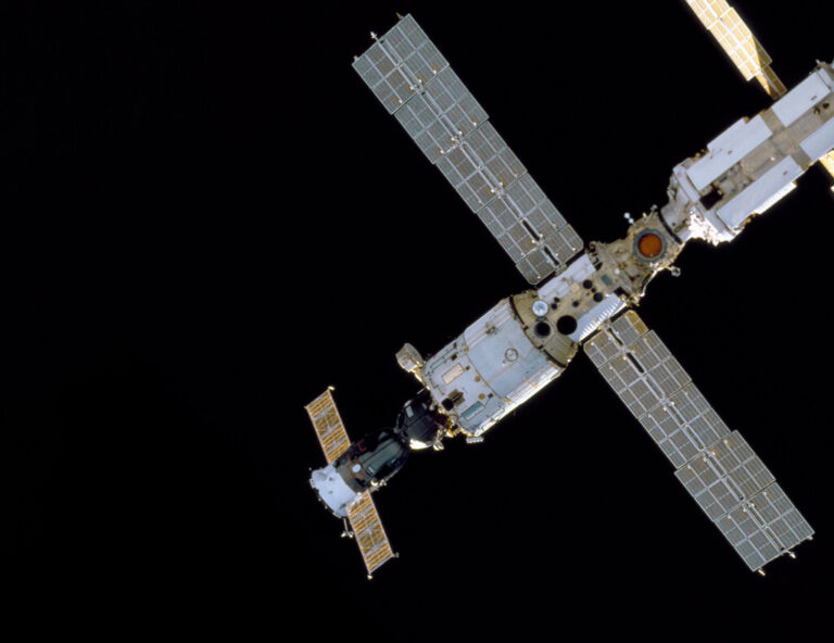 Read more about the article Cómo el proyecto fallido de la Mir-2 acabó siendo un elemento esencial de la Estación Espacial Internacional