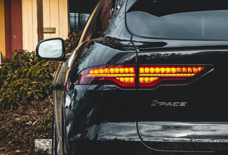 Read more about the article El coche eléctrico frena sin necesidad de pisar el pedal de freno. Hora de repensar las luces traseras