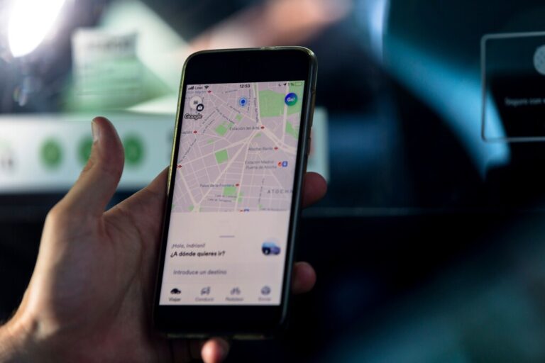 Read more about the article España trató de encajar Uber y Cabify junto al taxi. Ahora el modelo VTC pende de un hilo