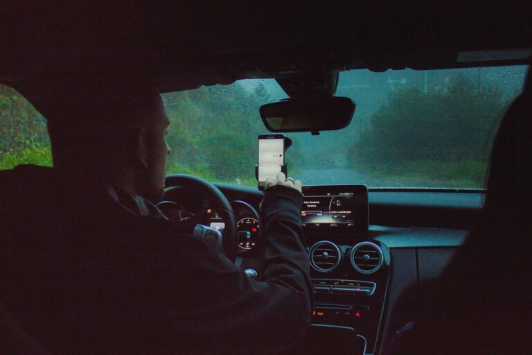 Read more about the article La DGT no te va a multar por llevar el móvil en un soporte con ventosa (pero hay algunas excepciones)