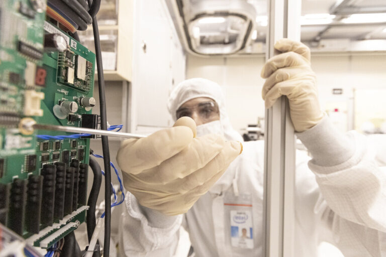 Read more about the article La prueba más clara de que Intel va a pelear con TSMC y Samsung por la mejor litografía nos la acaba de dar NVIDIA