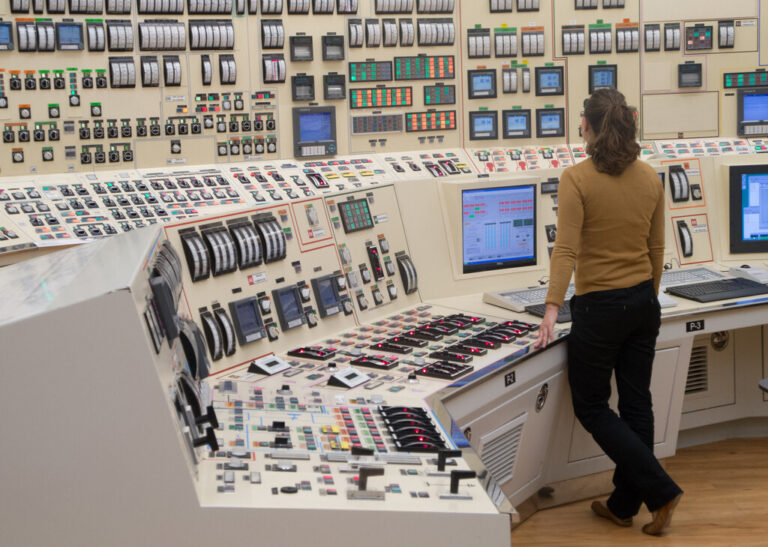 Read more about the article Polonia va a desarrollar su industria nuclear y se ha fijado en un país que quiere poner fin a la suya: España