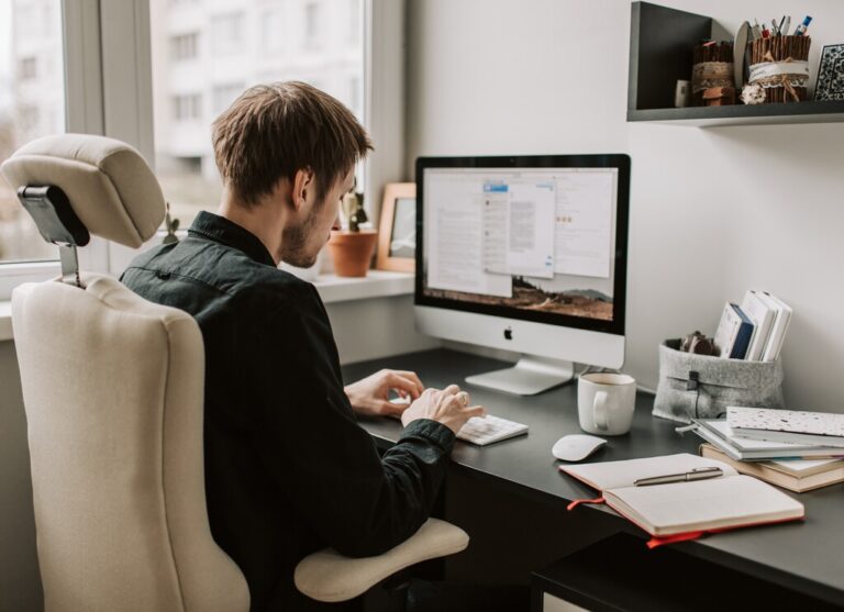 Read more about the article Trabajar a distancia cobrando más de 80.000 euros: estas empresas buscan ingenieros y desarrolladores