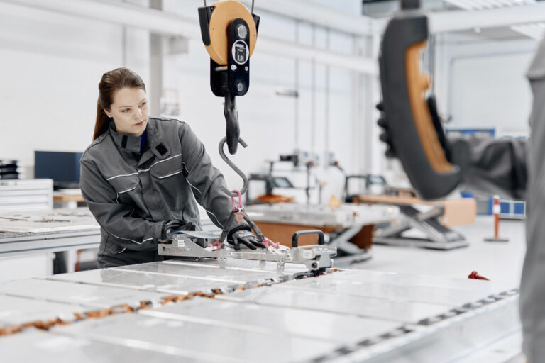 Read more about the article China le ha ganado todas las carreras por el coche eléctrico a Europa. Su solución: más regulación