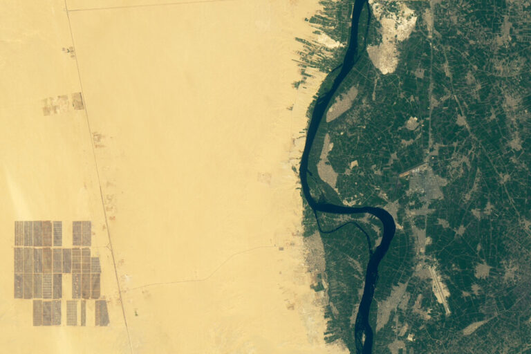 Read more about the article Extraer energía solar del desierto es una tarea faraónica. Estos son los cables submarinos que prometen transportarla