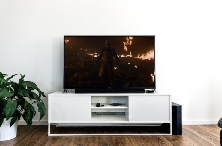 Read more about the article Las películas son cada vez más oscuras. Eso es un problema en las plataformas de streaming