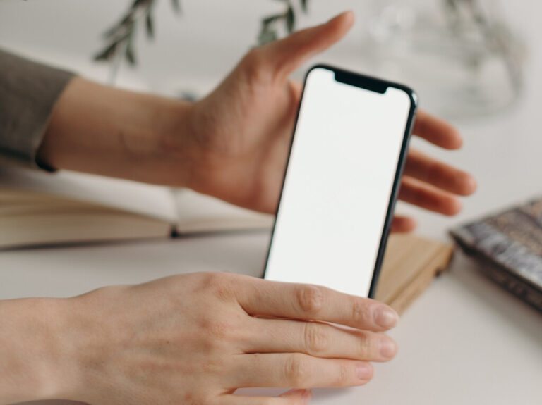 Read more about the article Rusia se enfrenta a EEUU en una enrevesada trama de ciberespionaje que tiene un protagonista inusual: Apple