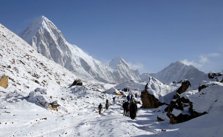 Read more about the article Un alpinista fue rescatado del Everest. Ahora se niega a pagar 10.000 dólares a sus sherpas