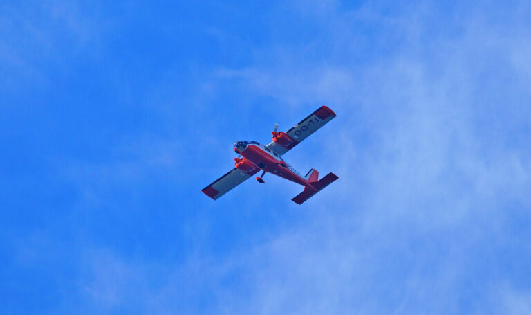 Read more about the article Una avioneta está sobrevolando los bosques de Cataluña disparando un haz láser. Tiene un buen motivo