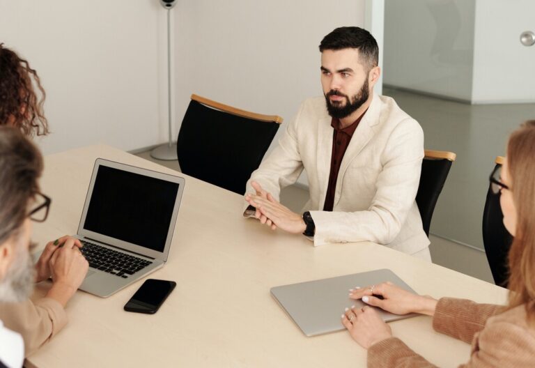 Read more about the article Una tendencia ha llegado para incomodar a quienes dejan su trabajo: las “entrevistas de salida”