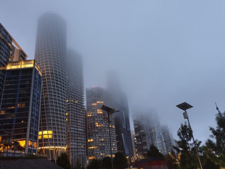 Read more about the article “Creamos electricidad de la nada”: la nueva fuente de energía renovable fruto del azar y que se basa en aire húmedo