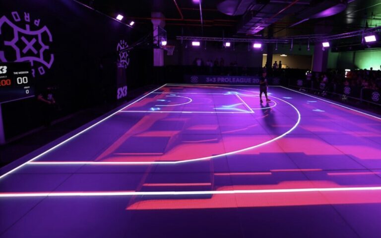 Read more about the article Las canchas de baloncesto eran de madera. Ahora empiezan a ser espectaculares pantallas LED gigantes