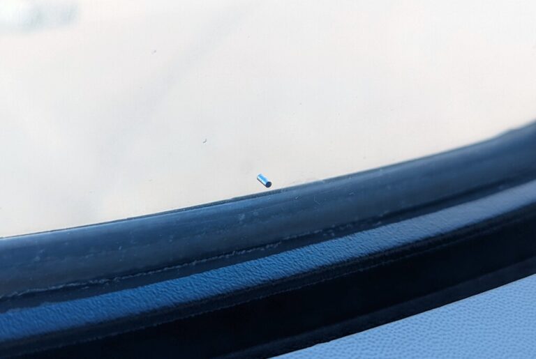 Read more about the article Las ventanillas de los aviones tienen un misterioso y pequeño agujero en la parte inferior. Hay un buen motivo