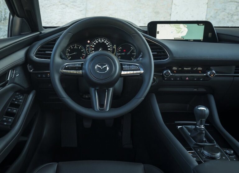 Read more about the article Me he comprado este coche por una sencilla razón: estoy harto de las pantallas gigantes