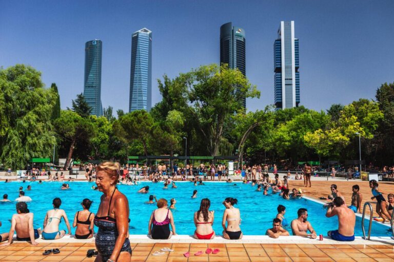 Read more about the article Reservar sitio en una piscina municipal en Madrid es casi imposible. Así que la gente está yendo al mercado negro