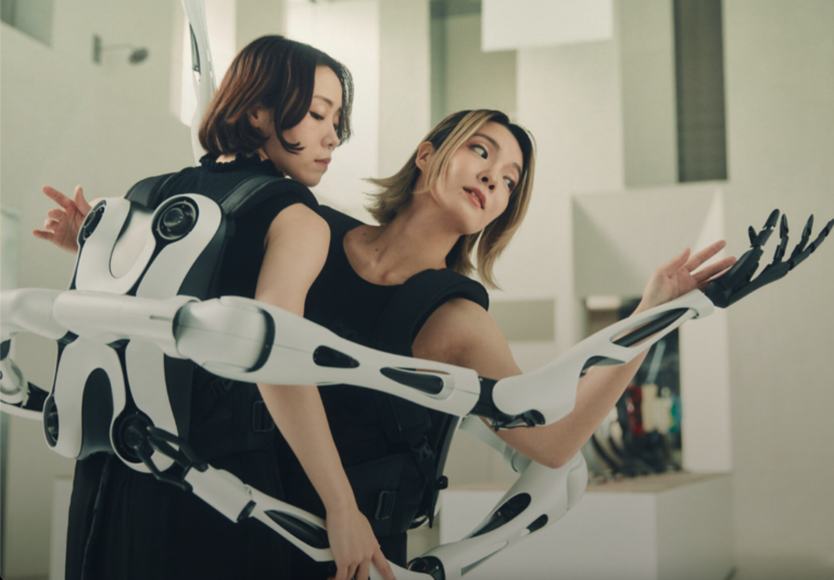 Read more about the article Una mochila con seis brazos robóticos: la idea de unos investigadores para una sociedad “cyborg” del futuro