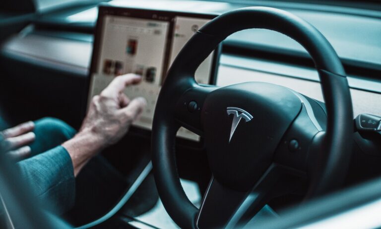 Read more about the article Vender coches con el volante a la derecha es carísimo para Tesla. Su solución: un palo articulado