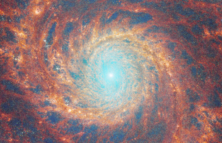 Read more about the article Así se ve el enigmático patrón de la galaxia espiral Messier 51 a través de los ojos del Telescopio James Webb