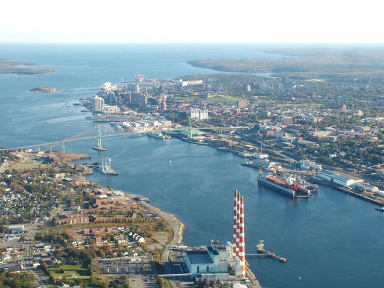 Read more about the article Canadá ha tomado una decisión peculiar en su lucha contra el cambio climático: teñir un puerto de rosa