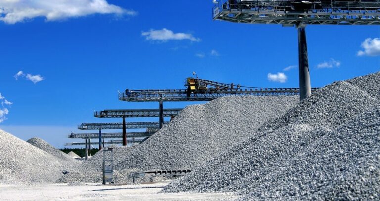 Read more about the article La construcción tiene un gigantesco problema medioambiental. Su solución: plantas de cemento solar