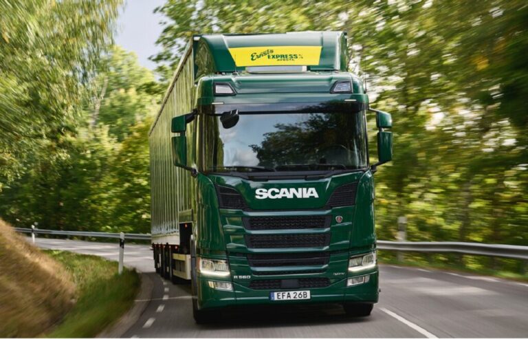 Read more about the article 10.000 kilómetros al año sin usar combustible: los camiones solares ya son una realidad en Europa