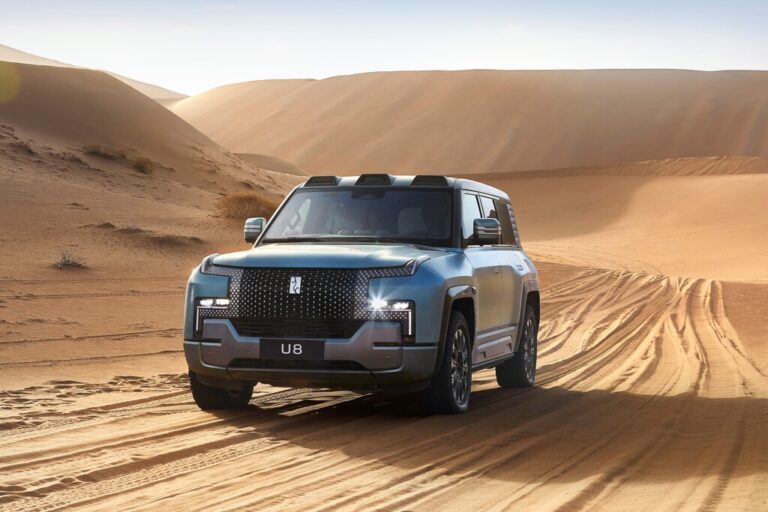 Read more about the article BYD hace una demostración de fuerza con un SUV de 1.200 CV que navega: es un primer aviso