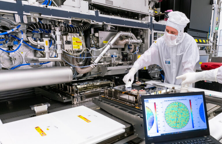 Read more about the article China está jugando bien sus cartas: quién es SMIC y cómo ha logrado noquear a EEUU con un hito inesperado