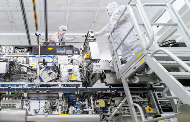 Read more about the article EEUU hace la vista gorda con Corea del Sur: Samsung y SK Hynix pueden seguir enviando equipos litográficos a China