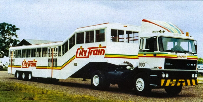 Read more about the article El autobús más largo del mundo tiene casi 40 años, 32 metros de largo y 350 pasajeros: el DAF Super CityTrain