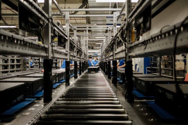 Read more about the article En Foxconn algo no encaja: paga mejor a los empleados que fabrican móviles para Huawei que para Apple