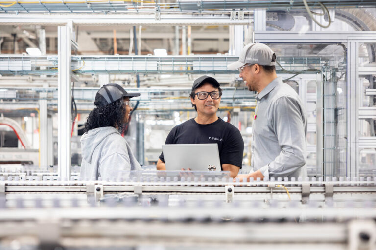 Read more about the article La UE estudia imponer aranceles al coche eléctrico chino. Eso amenaza con dejar una víctima colateral: Tesla