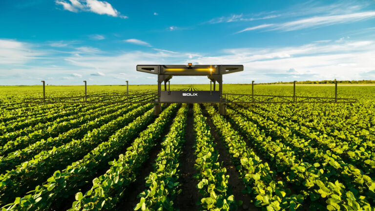 Read more about the article Los tractores tienen competencia en el campo: el Solix, un robot solar que esparce herbicidas, es la prueba