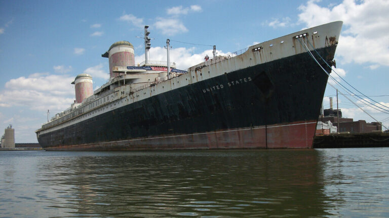 Read more about the article SS United States: tenía lo máximo en lujo y era el transatlántico más rápido del mundo. Ahora se oxida en un muelle