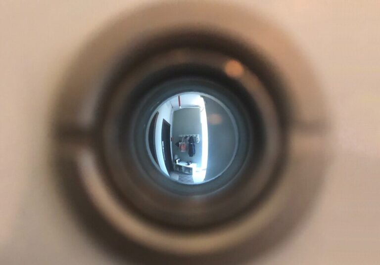 Read more about the article Un hombre pensó que colocar una mirilla electrónica era buena idea. Le han caído 300 euros de multa