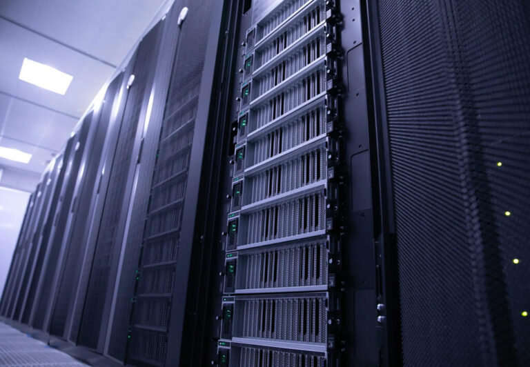 Read more about the article A Rusia las sanciones de EEUU le dan igual: planea fabricar sus propios superordenadores con chips H100 de NVIDIA prohibidos