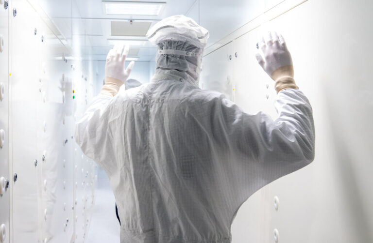 Read more about the article ASML acaba de confesar cómo será el agujero que las sanciones de EEUU a China van a hacer en su negocio