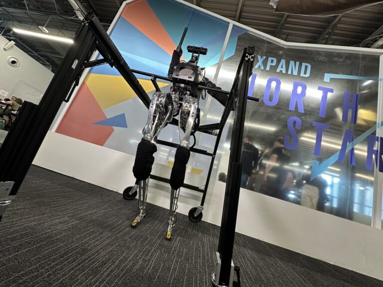 Read more about the article Conociendo a ARTEMIS: el nuevo robot más rápido del mundo también sabe jugar a fútbol