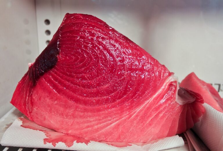 Read more about the article El atún rojo es mucho más caro que el blanco, así que algunas pescaderías están tirando de picaresca: tintarlo
