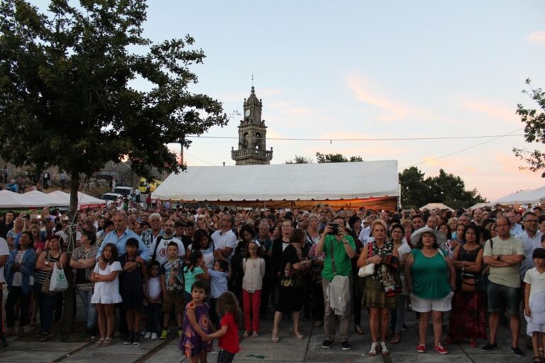 Read more about the article El escondido y remoto pueblo de Galicia donde veranean (y juegan al dominó) algunos de los mayores multimillonarios
