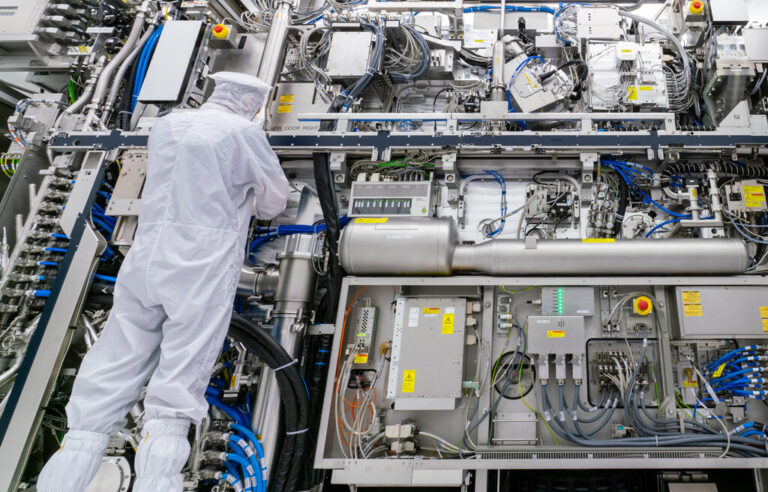 Read more about the article El mayor mazazo para China llegará en enero de 2024 y persigue llevar a su industria de los chips al colapso