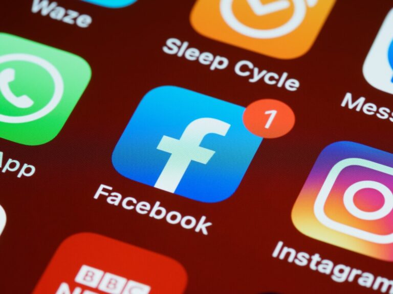 Read more about the article Instagram y Facebook se preparan para tener opción de pago en Europa: 10 euros al mes