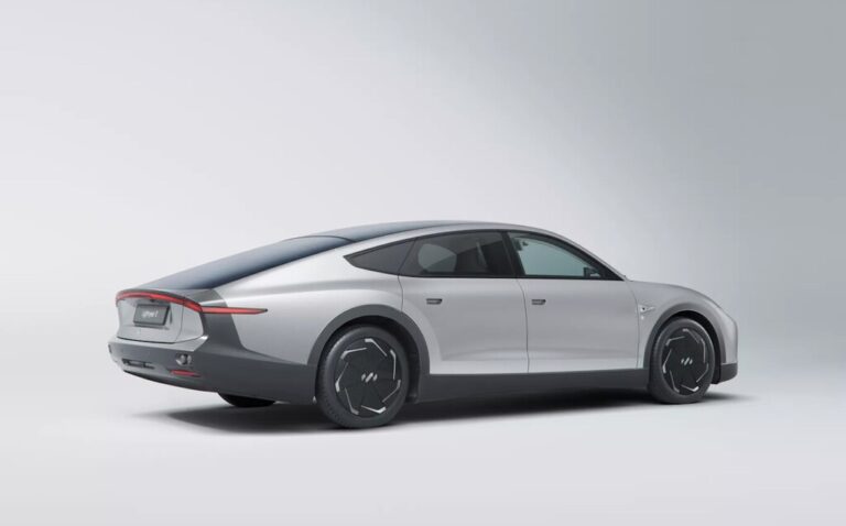 Read more about the article Lightyear abandona definitivamente el coche solar para quedarse lo único que tenía futuro: los paneles solares