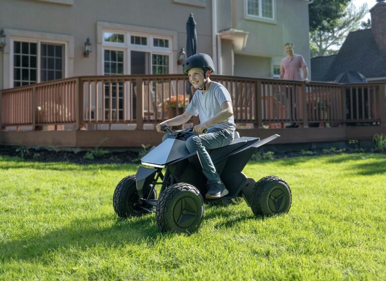 Read more about the article Lo último de Tesla cuesta 2.000 euros y tiene un único requisito para poder conducirlo: tener menos de 12 años