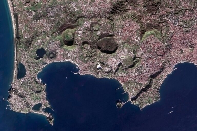 Read more about the article Los Campos Flégreos forman la caldera volcánica activa más grande de Europa. Y lleva meses inquietando a los expertos