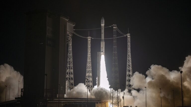 Read more about the article Otro satélite español se quema en la atmósfera por el fallo de un cohete Vega. La industria espacial europea tiene un problema