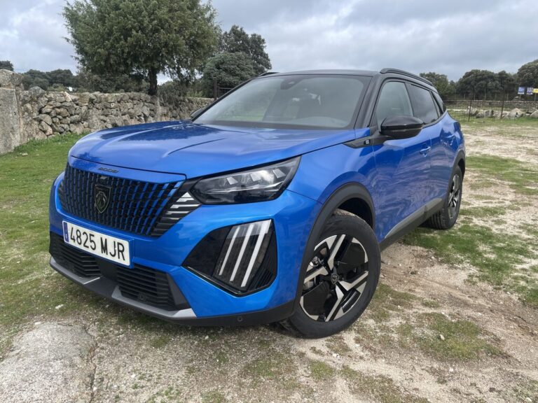 Read more about the article Peugeot E-2008, primeras impresiones: un coche más potente y eficiente que tiene que lidiar con un precio demasiado elevado