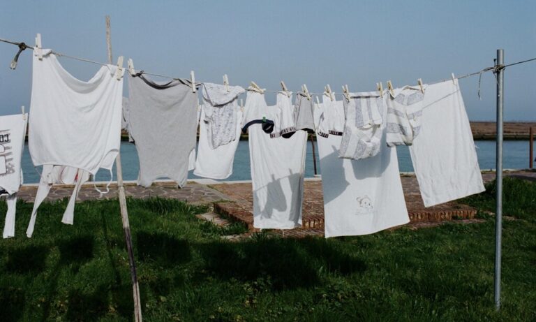 Read more about the article Que la lluvia no te amargue el día: cinco tendederos eléctricos para secar la ropa sin disparar la factura de la luz