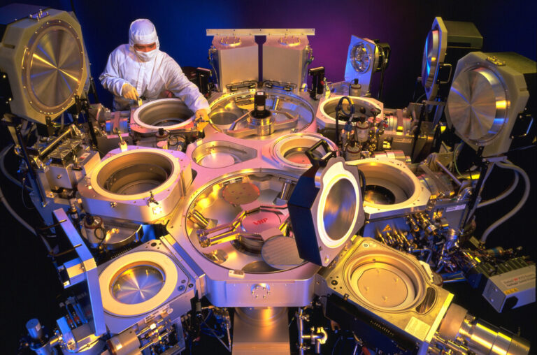 Read more about the article EEUU arremete contra uno de sus propios fabricantes de equipos para chips por vender sus productos en China